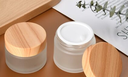 Nouveaux arrivages : pots en verre givré avec couvercle imitation bois – 30ml et 50ml chez Bocal&Co Madagascar